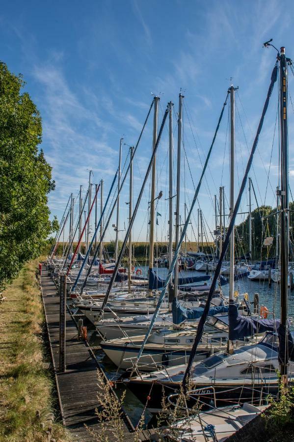 Hansa Watersport & Recreatie Wilhelminadorp Buitenkant foto